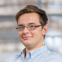 Trainer und Softwareentwickler Christian Rucinski von BREDEX. Ein junger Mann mit braunen Haaren und einer eckigen Brille.