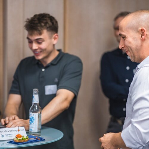 Teilnehmer amüsieren sich bei einem Networking-Event.